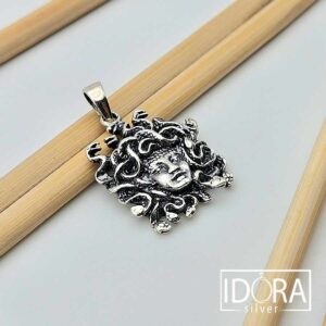 Сребърен медальон: "Горгона"