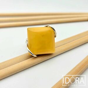 Сребърен пръстен: "Слънце"яйчен кехлибар