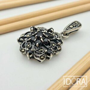 Сребърен медальон: "Нощно цвете"черен оникс